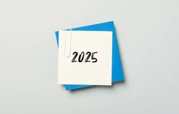 Bloc notes avec l'inscription 2025 sur le dessus