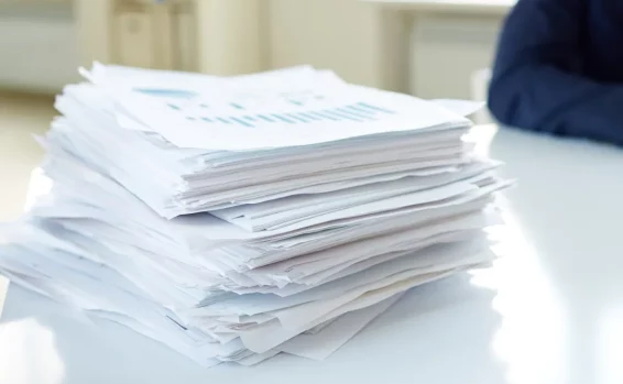 Pile de papiers sur un bureau