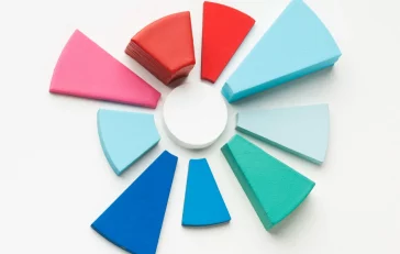 Blocs de couleurs assemblés de manière à représenter un graphique de type camembert